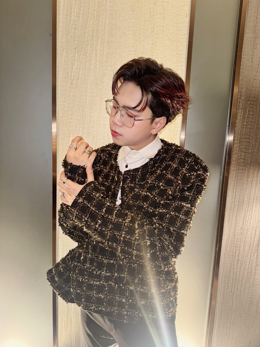 NChomluk82103's tweet photo. 🐵🌃🎶

#totymusicawards 
#thaimusicoftheyear 
#y2z
#pleum_y2z https://t.co/9te1WNPLa8