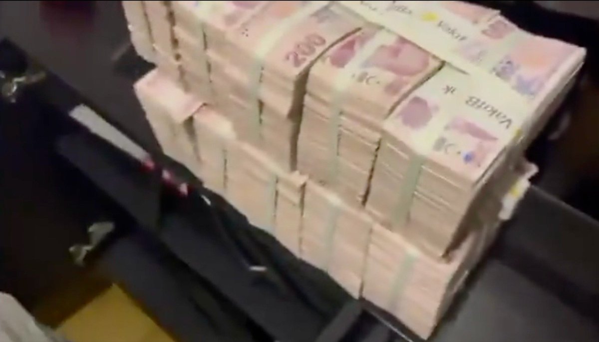 Fotoğrafta gördüğünüz kayıt dışı yaklaşık 4 MİLYON TL'lik bu desteler, firar ederken yakalanan Ali Nuhoğlu ile halen firari olan ve Murat Ongun'un gizli ortağı Emrah Bağdatlı’ya ait işyerlerinde ele geçen paralar. SORAN OLURSA, EKREM İMAMOĞLU'NA SİYASİ OPERASYON YAPILIYOR