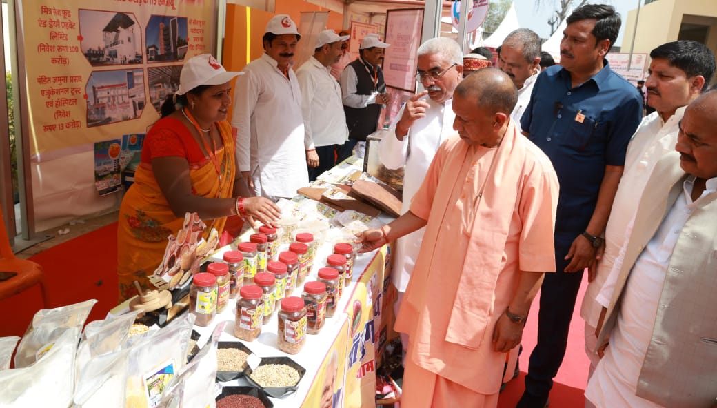 #GondaNews | गोंडा में CM योगी आदित्यनाथ ने "मुख्यमंत्री युवा उद्यमी विकास अभियान (सीएम युवा) के अंतर्गत देवीपाटन मंडल के 1,423 उद्यमियों को 55 करोड़ रुपए का ऋण एवं ODOP कार्यक्रम के अंतर्गत शिल्पकारों को टूलकिट वितरण कर स्वशासी राज्य चिकित्सा महाविद्यालय परिसर में लगाए गए