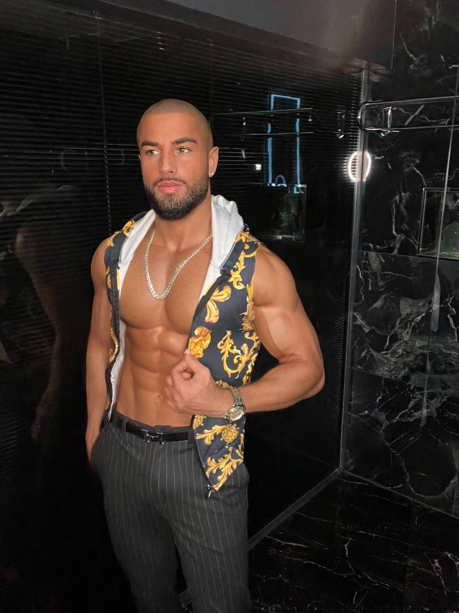 Body lickin’ before or after shower?😛