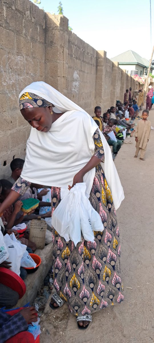 Sure4u_'s tweet image. On Monday, 3rd March 2025, SURE4U led by the Founder and CEO @babandedemb began Ramadan feeding program for 100 vulnerable people within Kano State for 20 working days of the month.