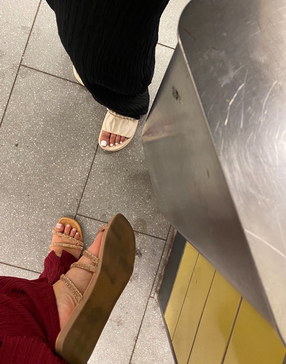 Wir zwingen dich öffentlich diese verdreckte Mülltonne zu lecken. Du wirst dich vor allen Leuten komplett zum Affen machen Loser hahahha

Findom Femdom Geldherrin Geldsklave Zahlsklave Zahlschwein Zahlsau paypig moneyslave finsub Mistress real Session sissy blackmail Feet Sole