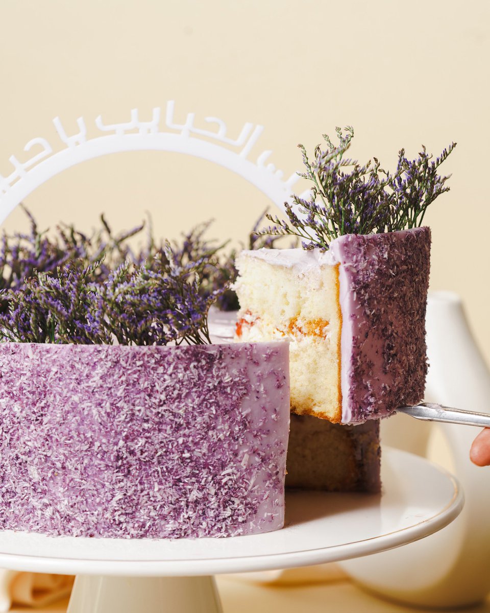 لانها الأفضل ❤️
اللي تستاهل كل الحب تستاهل نحتفل فيها بيومها ✨🫐🎁

كيكة ست الحبايب 🫐🍰
بحشوة الفانيليا والتوت | ١٢٤ريال 
متوفرة في جميع فروعنا