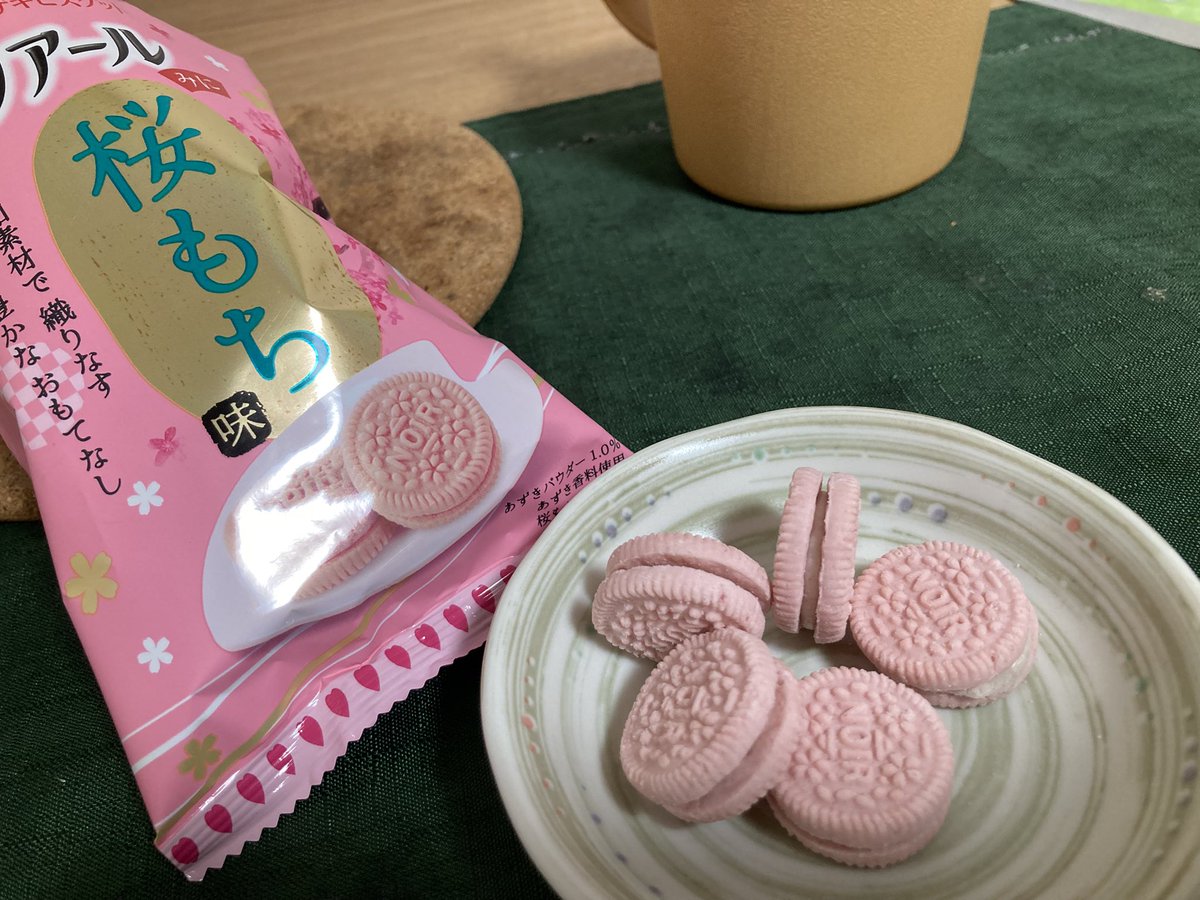 terinosuke21's tweet photo. 桜活動🌸
桜感：★☆☆☆☆
0星でもいいくらい。あんこ味ビスケットって名前の方がしっくりくる。ただまあふつーに美味かった https://t.co/gBImZXYDcN