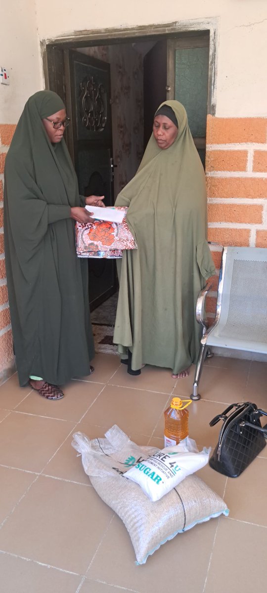 Sure4u_'s tweet image. Yesterday 19th March 2025, SURE4U began a door to door distribution of Ramadan items to 20 families of deceased @nigimmigration Officers in Kano State, starting with 9 families. The SURE 4U Ambassador Hajia Bilkisu Babandede, journeyed from Dutse to be a part of this program.