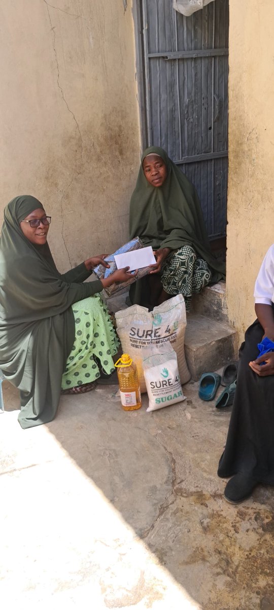 Sure4u_'s tweet image. Yesterday 19th March 2025, SURE4U began a door to door distribution of Ramadan items to 20 families of deceased @nigimmigration Officers in Kano State, starting with 9 families. The SURE 4U Ambassador Hajia Bilkisu Babandede, journeyed from Dutse to be a part of this program.