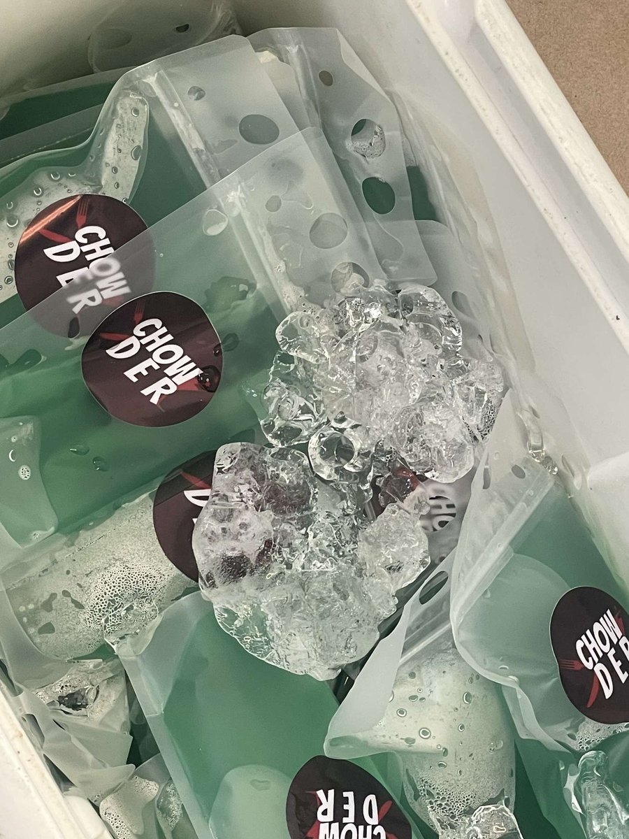 Heading to the beach soon?
Grab a cocktail for you and the gang?🌴

#DrinkChowder