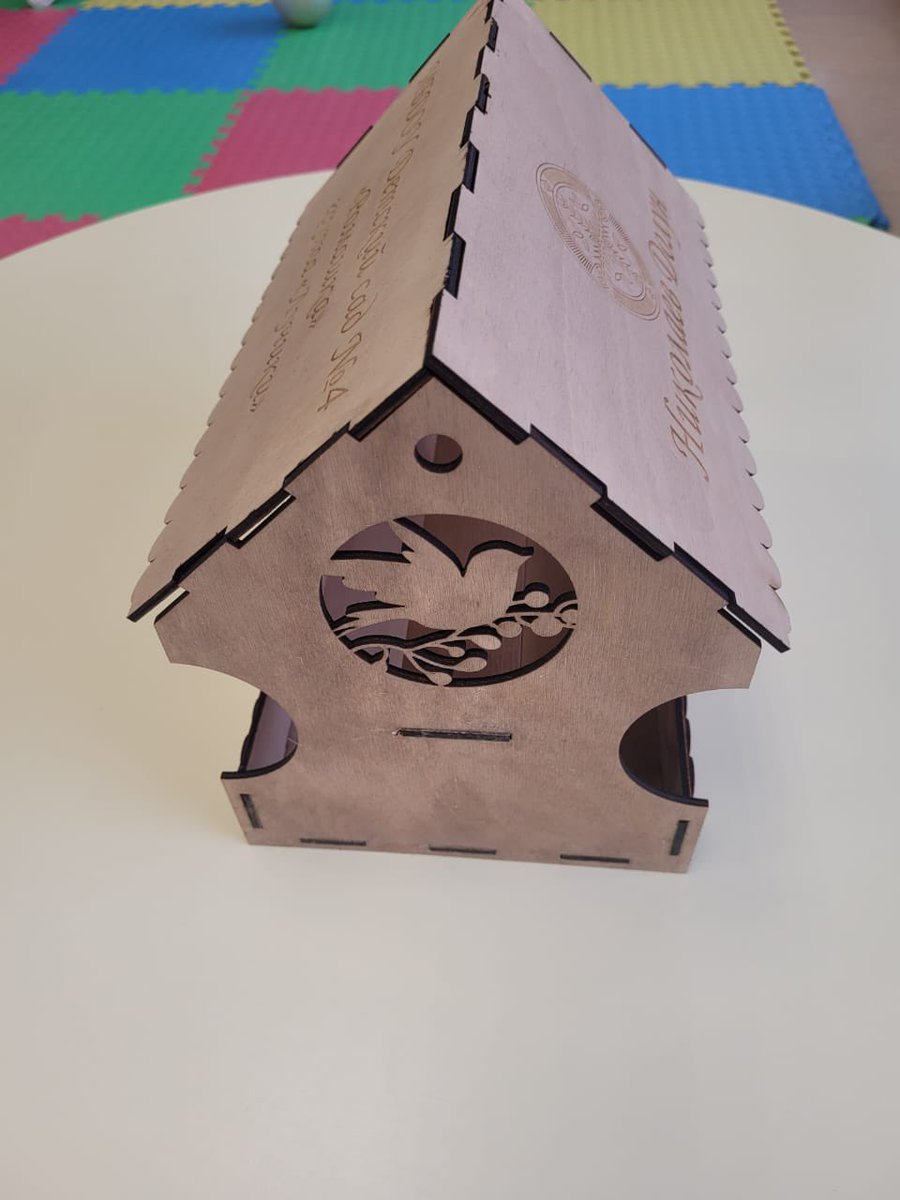 Попросили в сад принести скворечники, подумала сделаю такой какой у нас во дворе висит, из упаковки молока или из кожуры апельсина как из «три кота» 
А вот какие принесли сегодня другие родители 🗿
Извините, эээ