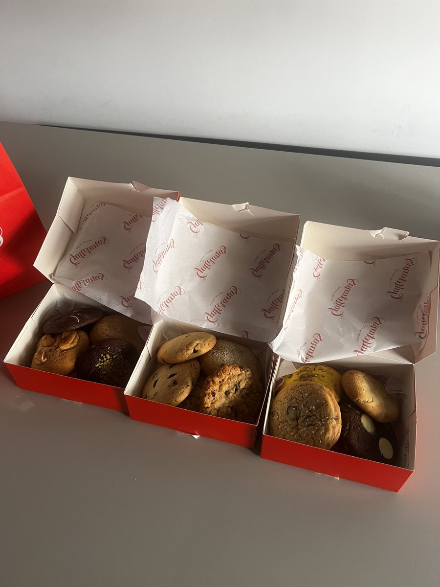 FTREFORMED's tweet photo. Traje cookies a la oficina por mi cumple.
#currante #buencompañero #team #work #curre https://t.co/cDRwCtczJ1