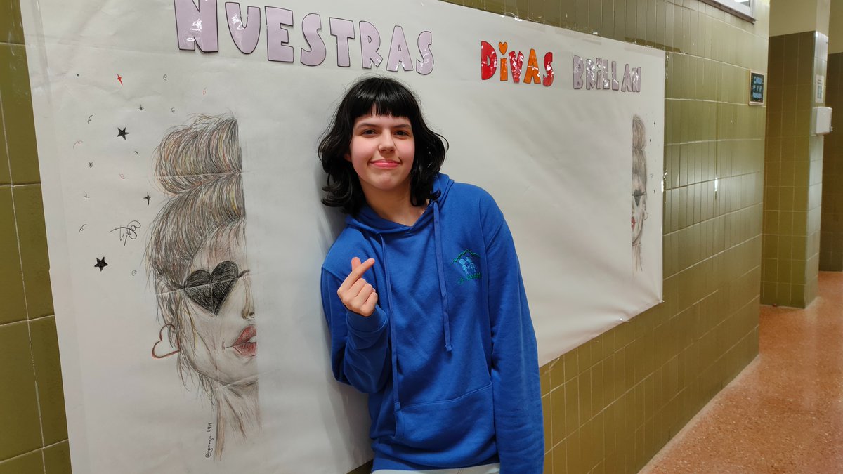 Con motivo del Día Internacional de la Mujer, este año hemos reflexionado sobre el papel de las mujeres de nuestra vida.

Nuestra alumna Eva ha sido la encargada de ilustrar del mural "Nuestras divas brillan", donde hemos colocado fotos de madres y abuelas y preciosos mensajes.