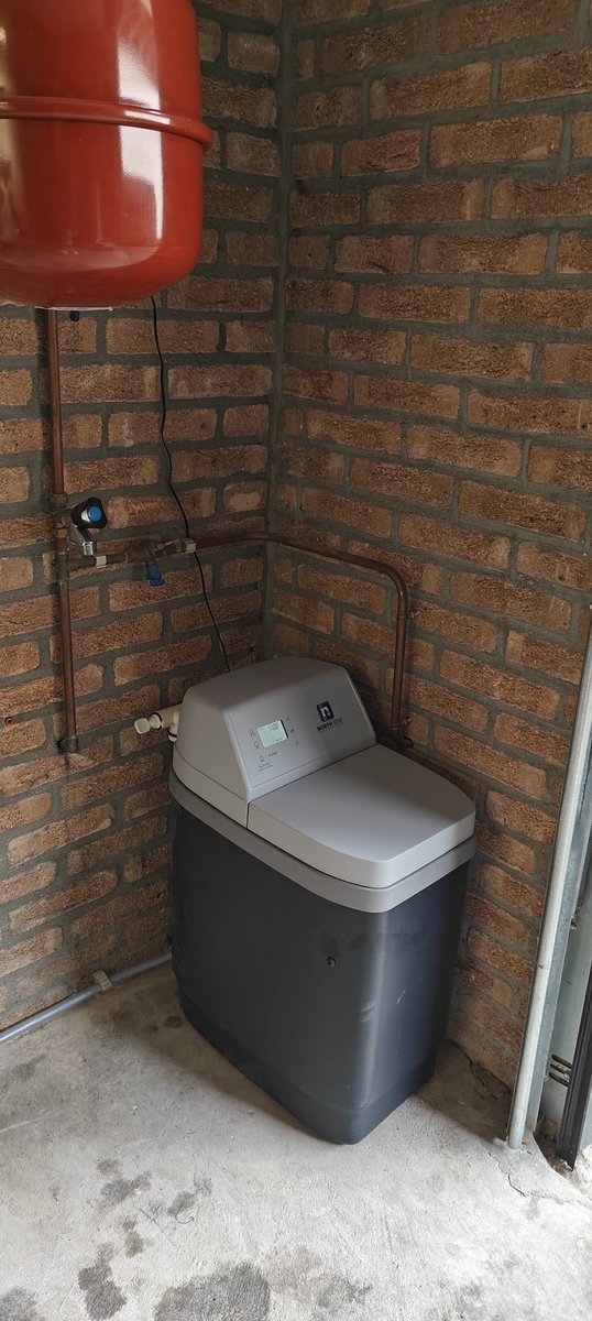 TechfixxVeghel1's tweet photo. Dus vanaf nu gaat TECHFIXX Veghel de waterontharders van Amysoft installeren, dus neem gerust contact op als je vragen hebt of een offerte wilt. https://t.co/Kt1kmuFLnu