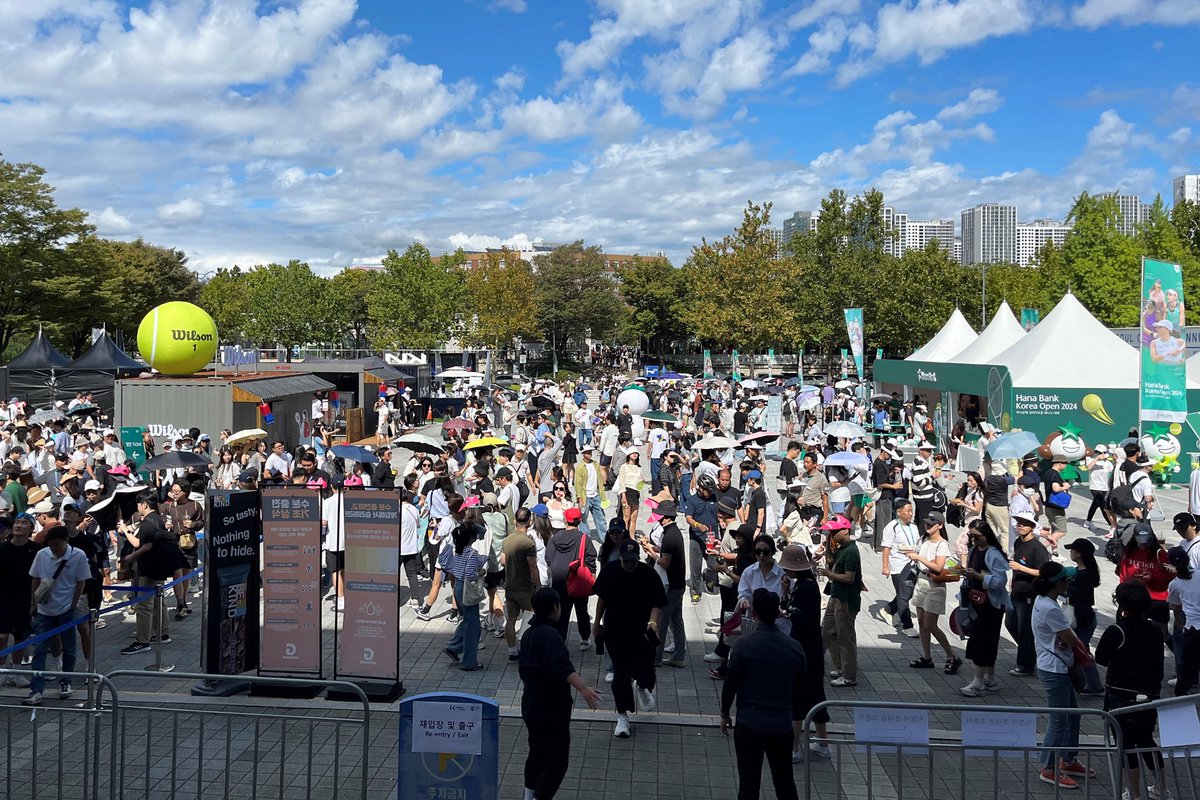 An unforgettable finals day at the 2024 Korea Open! 🎾 The energy was electric as we filled the 10,000-seat stadium to witness an incredible match. Congratulations to Beatriz Haddad Maia from Brazil for her stunning victory over Daria Kasatkina! 
#koreaopen2024 #fullstadium