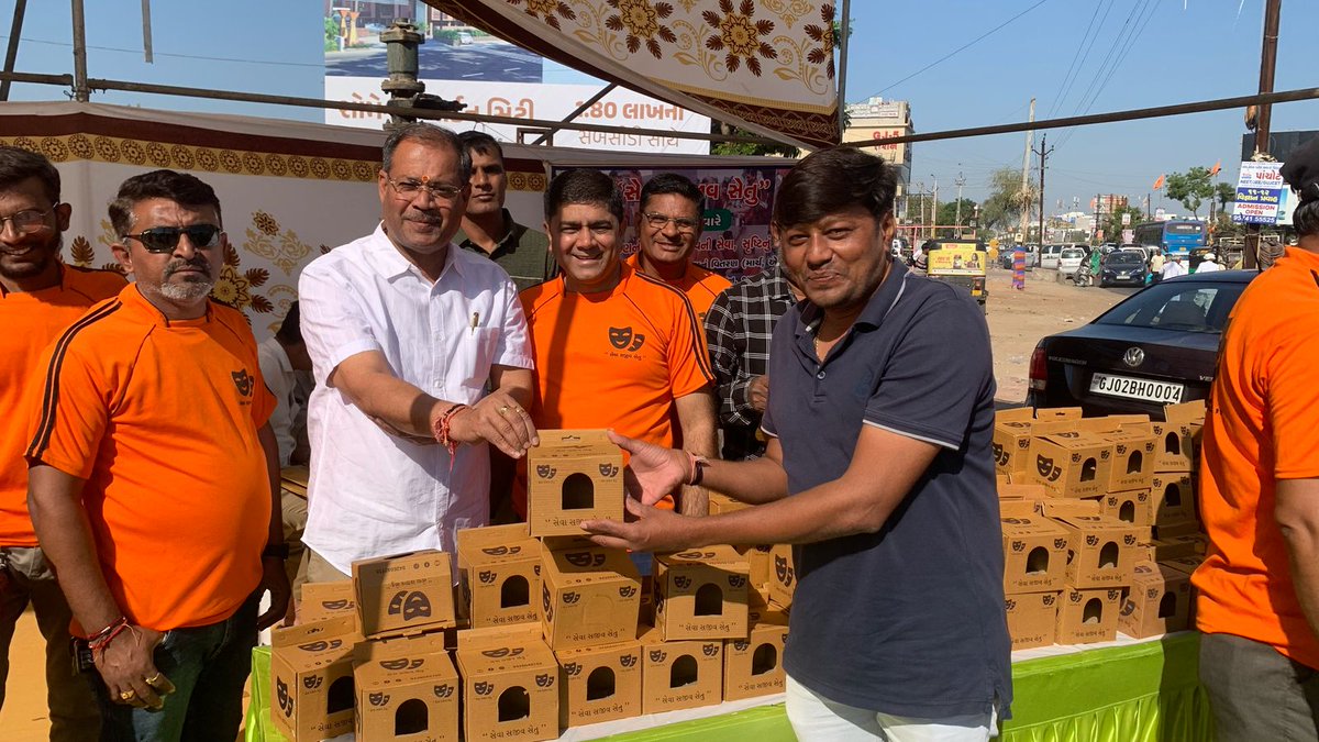 airnews_abad's tweet photo. મહેસાણા વિશ્વ ચકલી દિવસ નિમિત્તે પક્ષીઓ માટે માળાઓનું વિતરણ યોજાયું
🐦⬛સજીવ સેવા સેતુ દ્વારા પક્ષીઓ માટે માળાનું વિતરણ કરાયું
🐦⬛ધારાસભ્ય મુકેશ પટેલ ઉપસ્થિત રહ્યા
#WorldSparrowDay #Sparrow #SaveBird
#AIRPics : જયંતિ ચૌધરી https://t.co/ha8j253o1r