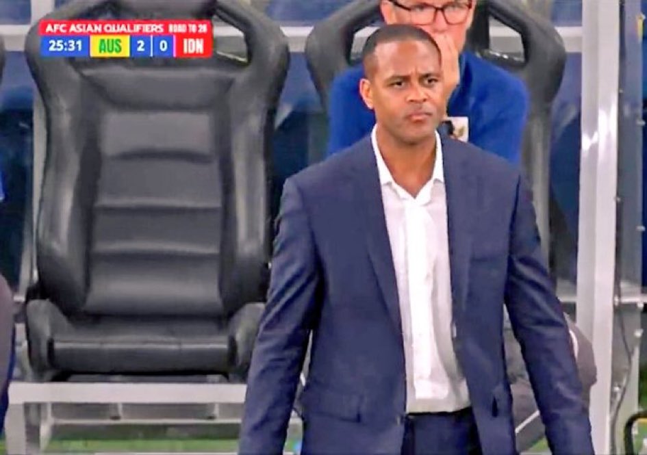 biasanya liat sty marah2 teriak2 di pinggir lapangan apalagi pas ketinggalan padahal bahasanya ga sama
kluivert beda anteng2 aja ketinggalan banyak gol kayaknya dia pun ga tau harus ngapain