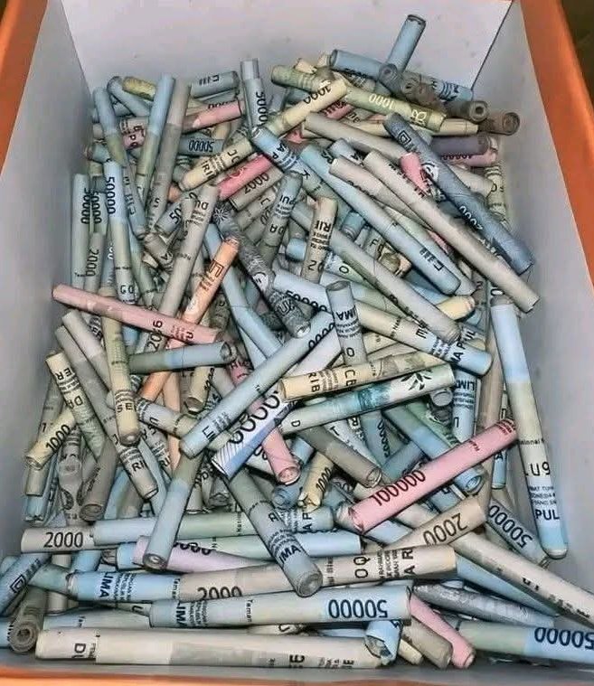 Kalo nanti pas lebaran  ada yg nanya👉🏻 " sendirian aja neng??? kok ga bawa pasangan??? "

🚫Anaknya ga bakal  aku kasih THR😑