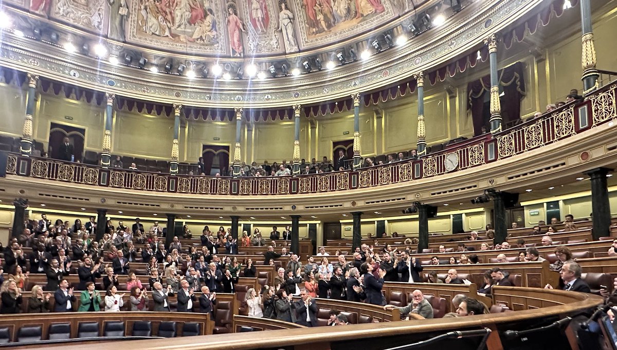 Ovación de la izquierda a Fernando Simón en el Congreso.

El que dijo: «España no va a tener, como mucho, más allá de algún caso diagnosticado».

Murieron 121.825 españoles. Tres veces más que la media mundial.

La peor gestión de la OCDE: en muertes por millón de habitantes, en