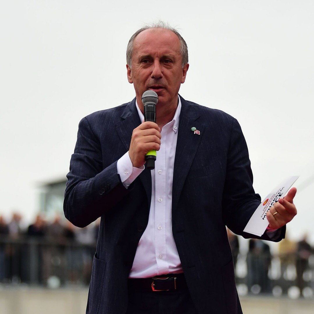 Muharrem İnce:

"Suçlamalara bakıyorum. Neymiş? PKK'lıları işe almış.

Siz Öcalan'a 'önder' diyorsunuz..."