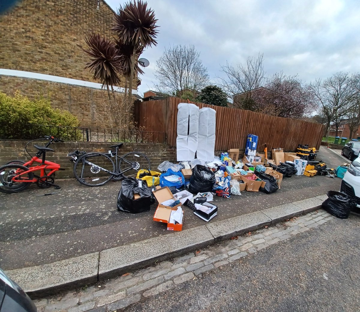 MPSGreenwich's tweet photo. Locals in Peninsula and East Greenwich reported a parcel thief. Officers tracked down the offender. Police searched the suspects property and found a number of stolen bikes, items from parcels and a large quantity of drugs including what is believed to be heroin worth thousands https://t.co/9M5wA1akRx
