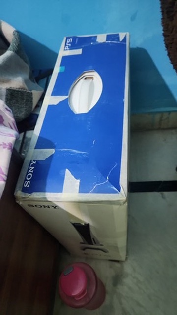 Priyanshu990's tweet photo. @DTDCIndia I have booked a shipment with PS5 from Delhi to Mumbai and when I recieved it all the PS5 is stolen and the box is also damaged. DTDC guys have stolen the PS5 and replaced it with 2litre bottle and vaccum cleaner to match weight. #Scam #DTDCTheif https://t.co/arQTALoEGj