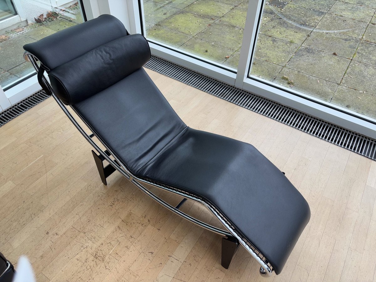 semayserbest's tweet photo. NSDR in LC4 Le Corbusier Liege Cassina #LC4 #ChaiseLongue #angewandtekunst #frankfurt #nsdr #photobysemayserbest #lecorbusier #cassina https://t.co/VDXTCZZ9sh