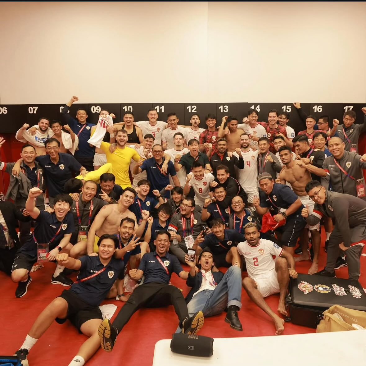 Idho09's tweet photo. Katanya dinamika
Katanya ga biasa bek tiga
Katanya perihal bahasa
Ternyata alasan belaka

Pergantian pelatih di tengah-tengah performa tim yang baik-baik saja tanpa alasan jelas itu sangat tidak masuk akal, jadi wajar saja jika fans Timnas Indonesia menuntut hasil instan tanpa proses.

Sudah boleh bilang Kluivert Out?