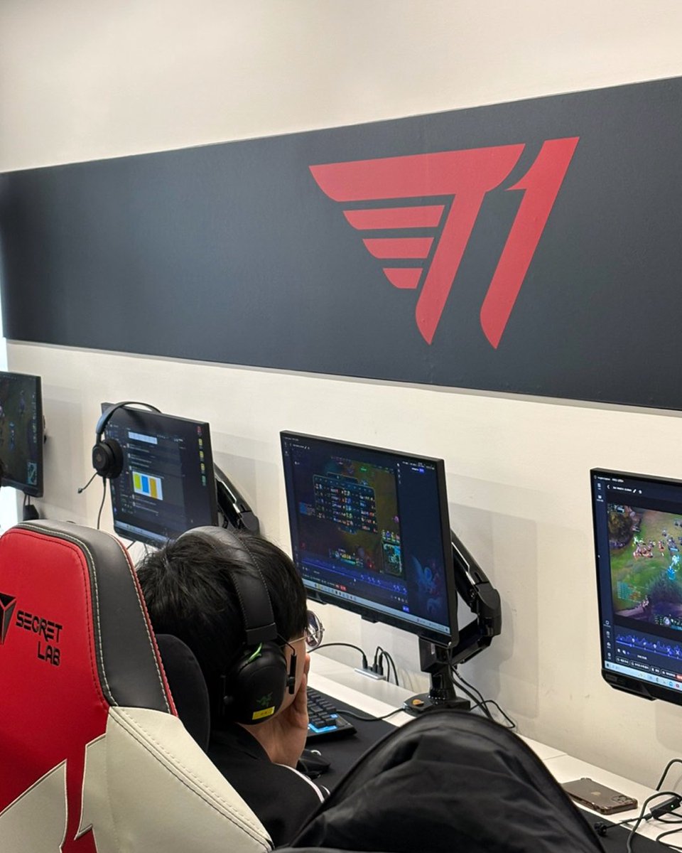 'Keria'와 함께한 은평메디텍고등학교 T1A 현장 체험 학습

은평메디텍고등학교 학생들이 T1A를 방문하여 특별한 시간을 함께했습니다! 🎮✨

🔥 T1A에서 진행된 5:5 내전 &amp; Keria 선수의 팀게임 코칭! 🔥
프로 선수의 지도 아래 실력을 쌓고, 값진 경험을 나누는 소중한 시간이었습니다.

꿈을 향해