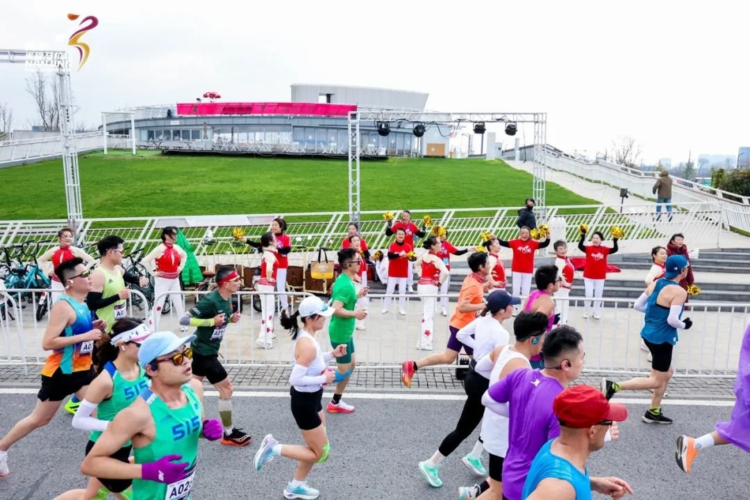 SNECONANJING's tweet photo. On March 16, about 25,000 runners🏃🎽 from across the globe gathered for the 2025 #Nanjing #HalfMarathon. Starting off with a bang💥, they raced through the picturesque #Singapore Nanjing Eco Hi-tech Island, which is considered to have "the most beautiful #marathon route in the world", according to former IOC President Jacques Rogge. And guess what? 10,779 runners (nearly HALF of the total) successfully achieved their personal best records!

With extensive greenery🌲, the island has developed into an ideal hub for outdoor sports like running, cycling🚴, roller skating🛼, and even drone racing, offering a fresh and exhilarating experience for sports enthusiasts.🙌 

Experience the beauty of nature and the joy of exercise on our stunning island!💕💦