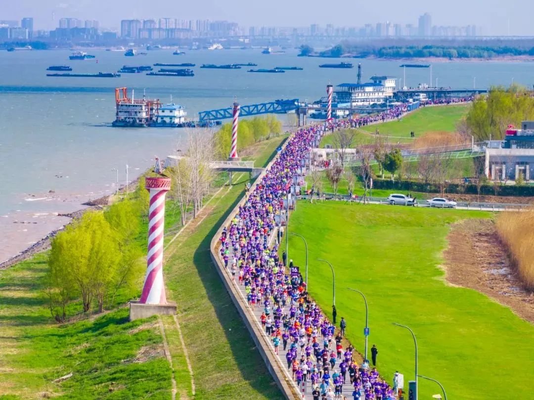 SNECONANJING's tweet photo. On March 16, about 25,000 runners🏃🎽 from across the globe gathered for the 2025 #Nanjing #HalfMarathon. Starting off with a bang💥, they raced through the picturesque #Singapore Nanjing Eco Hi-tech Island, which is considered to have "the most beautiful #marathon route in the world", according to former IOC President Jacques Rogge. And guess what? 10,779 runners (nearly HALF of the total) successfully achieved their personal best records!

With extensive greenery🌲, the island has developed into an ideal hub for outdoor sports like running, cycling🚴, roller skating🛼, and even drone racing, offering a fresh and exhilarating experience for sports enthusiasts.🙌 

Experience the beauty of nature and the joy of exercise on our stunning island!💕💦