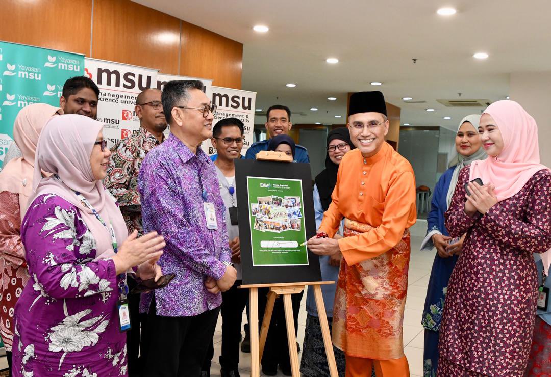 MohdShukriYajid's tweet photo. In the spirit of #IhyaRamadan, I had the pleasure of launching @msumcmalaysia’s creative home-produced video, 'MSUMC Dah Raya!' A heartfelt celebration of joy, unity, and tradition. Enjoyable! Watch &amp; enjoy the festive spirit #MSUMC #RamadanVibes
https://t.co/0a7MDg9xvv https://t.co/bGiOfxVShY
