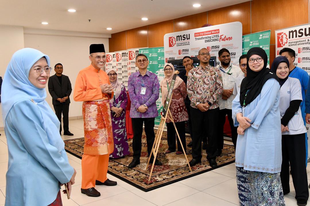MohdShukriYajid's tweet photo. In the spirit of #IhyaRamadan, I had the pleasure of launching @msumcmalaysia’s creative home-produced video, 'MSUMC Dah Raya!' A heartfelt celebration of joy, unity, and tradition. Enjoyable! Watch &amp; enjoy the festive spirit #MSUMC #RamadanVibes
https://t.co/0a7MDg9xvv https://t.co/bGiOfxVShY