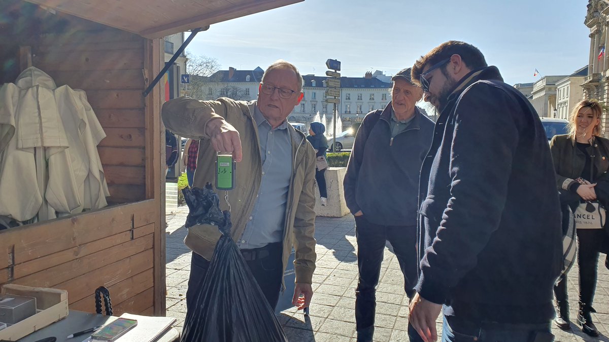 LIGERIS_'s tweet photo. RAMASSAGE DE MÉGOTS
Mobilisation de nos équipes pour la Semaine de l'eau avec la @villedetours et la Brigade verte. Bravo &amp; merci !
🚬Près de 12 kg de mégots ramassés ! 
✅Des actions concrètes pour préserver notre environnement, la qualité de l'eau et le bien vivre en résidence. https://t.co/UTgoLWAAvi