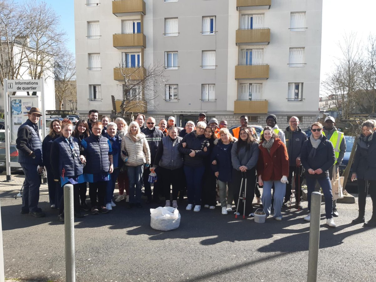 RAMASSAGE DE MÉGOTS
Mobilisation de nos équipes pour la Semaine de l'eau avec la <a href="/villedetours/">Ville de Tours</a> et la Brigade verte. Bravo &amp; merci !
🚬Près de 12 kg de mégots ramassés ! 
✅Des actions concrètes pour préserver notre environnement, la qualité de l'eau et le bien vivre en résidence.