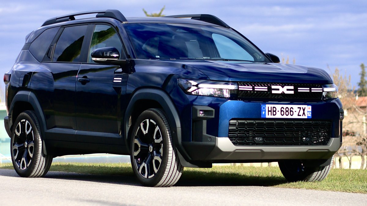 The new @dacia_ireland #Bigster has been put through its paces in Marseille by some of our #ICOTY jurors. Pricing has yet to be announced but this 5 seater car will be available in Ireland soon.
Watch out for reviews when the embargo lifts end of March #Dacia <a href="/nobbyoncars/">Nobby</a>