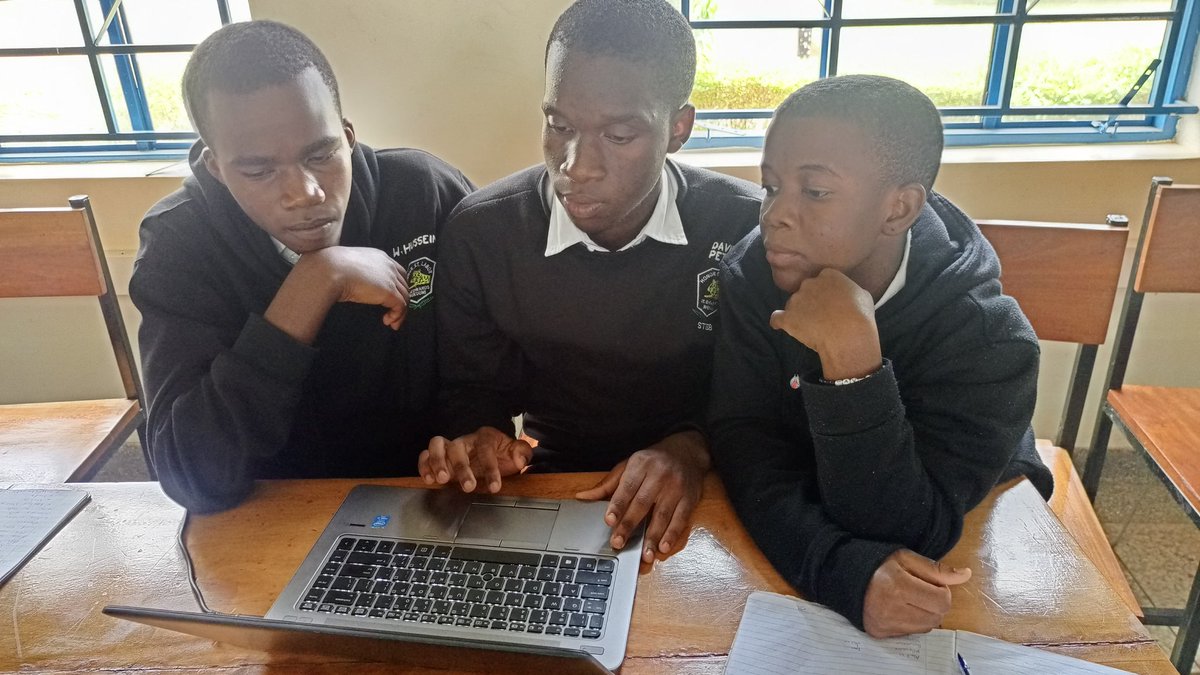 Simonkanyike1's tweet photo. With the #BYOD policy in school, students share the personal devices and all can learn. We are introducing @wordpress at @stedwardsbukuumi.

With @SteveUG and @NoelineNandago we are enrolling #1000wordpressninjas https://t.co/hxRDMig9gR