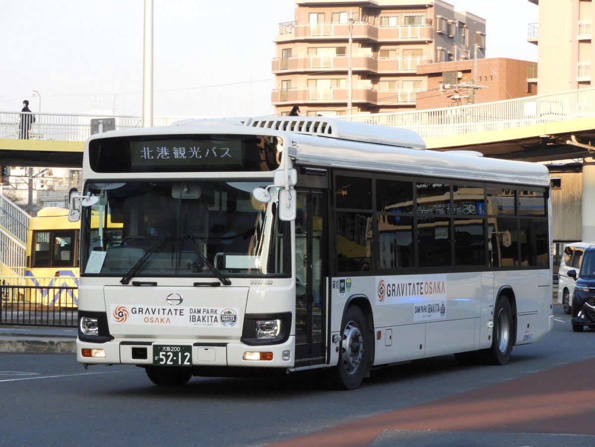 茨木市の山手にできたダムパークいばきたへのバスも運行開始され、阪急茨木からは阪急バスの新路線が今日から土日ダイヤ限定で運行開始しました。
初日はPKG-RA3台で回してました。
17日に先に運行開始したJR茨木から毎日運行の北港観光の貸切扱いの便も初めて見てきました。