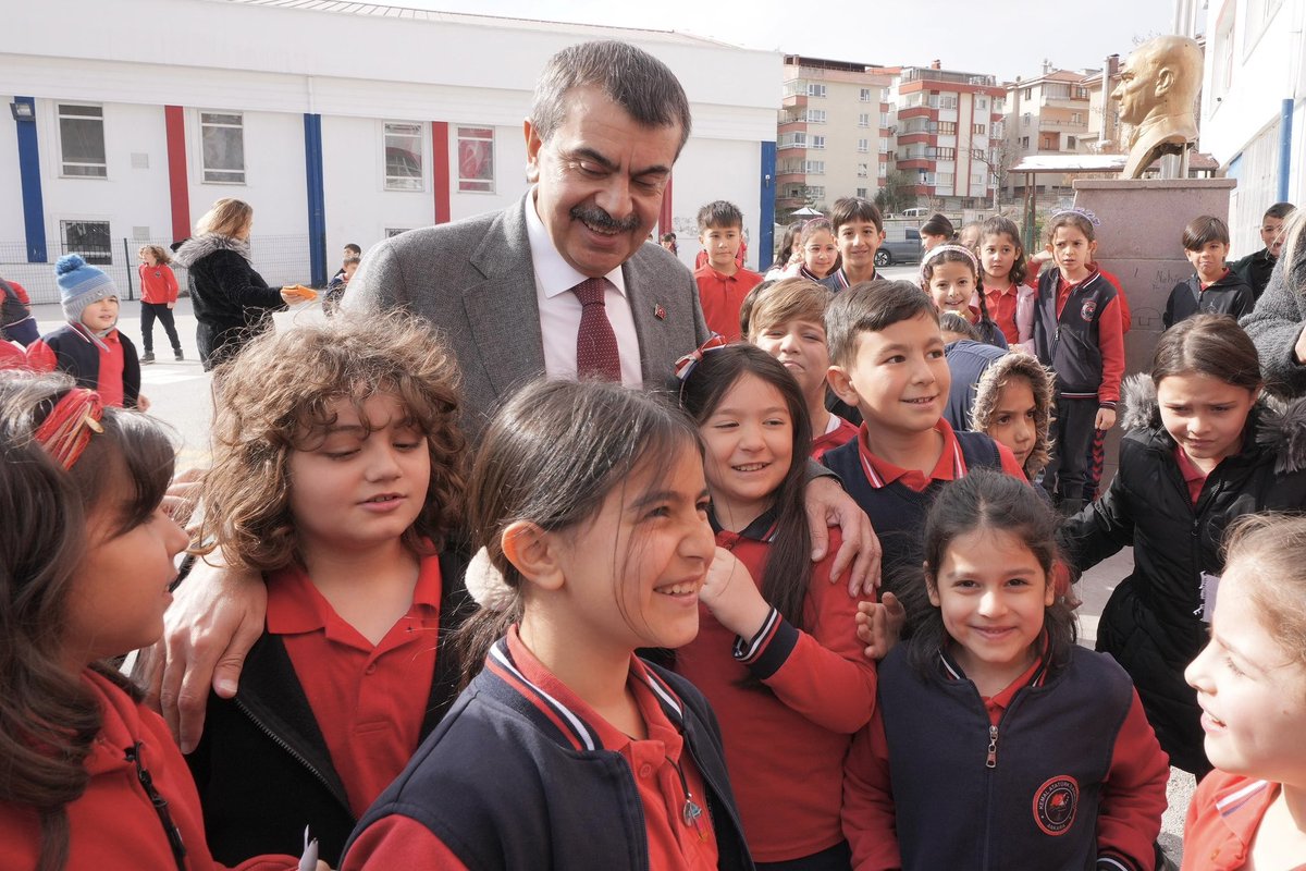 tcmeb's tweet photo. Millî Eğitim Bakanı @Yusuf__Tekin, Öğretmen ve Öğrencilerle Bir Araya Geldi

📍Kemal Atatürk İlkokulu / Ankara

👉🏻 https://t.co/TZX3nNW8iu https://t.co/QTAeoqcXop