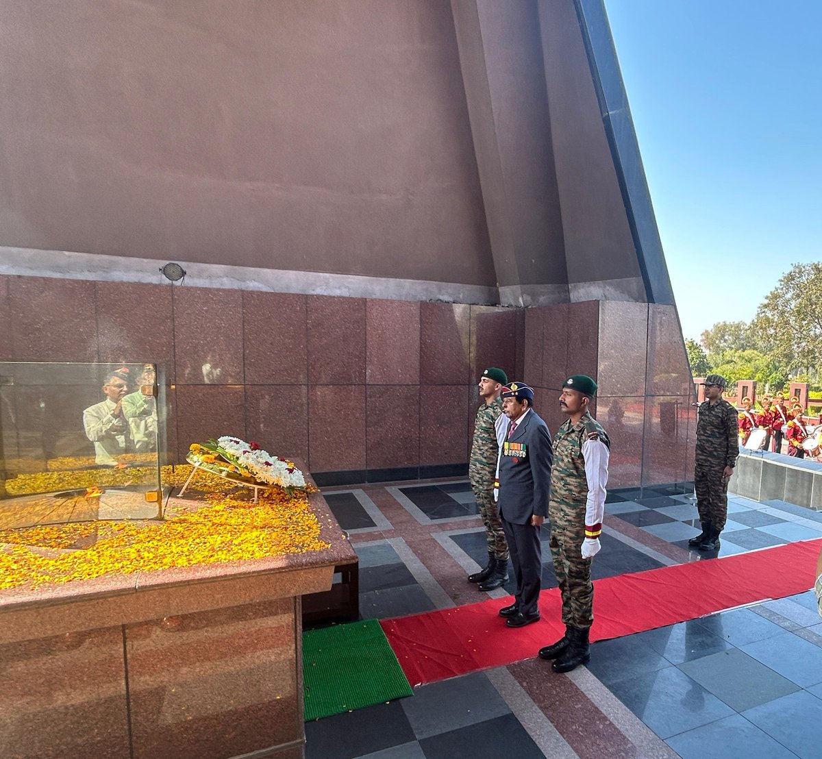 RisingStarCorps's tweet photo. #IndianArmy | #Bravehearts | #1971War | #LestWeForget

Saluting the Brave

#TigerDivision honored 2Lt Ashok Prahladrao Mutgikar, who made the supreme sacrifice in the Battle of #Phuklian (1971), with a wreath-laying ceremony at Shaheed Ashok Smarak, Gajansoo & Balidan Stambh, Sunjwan #Jammu

@adgpi @westerncomd_IA @prodefencejammu