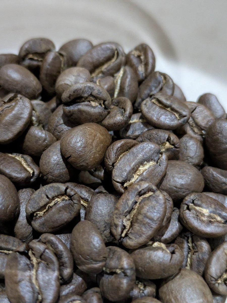 YonosukeCoffee's tweet photo. 今日は春分の日，でもまだ寒い朝です。しかし明日は20℃，待ち遠しいなあ
ケニヤ・ウォッシュドの深煎り（フルシティ)，寒い朝の深煎りの香薫と，ケニヤらしい後味がいい
#コーヒー豆 #焙煎 #鹿児島コーヒー #焙煎店 #コーヒー好き #日本百名山 #開聞岳 #釜蓋神社 #CoffeeRoastery #coffee #cafe https://t.co/FrKz2fCeip