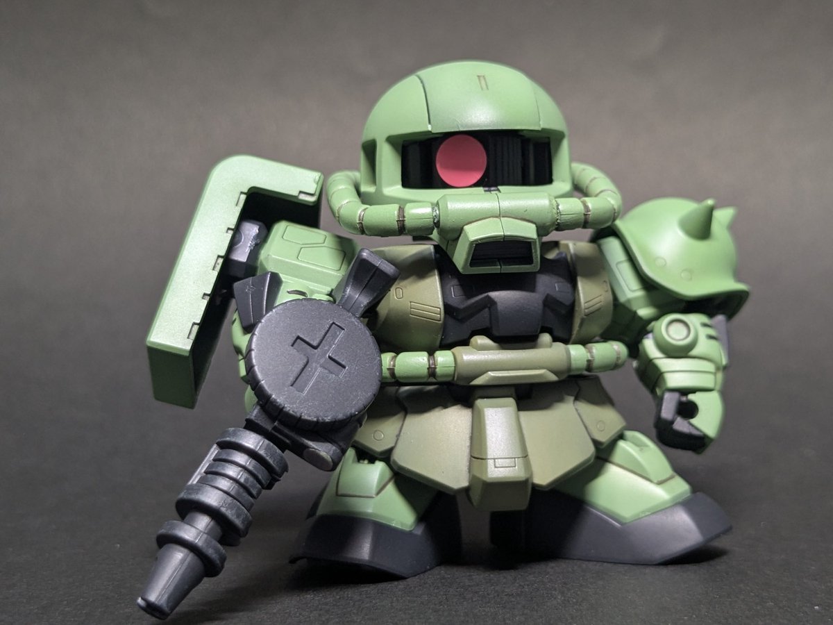 haruharuminato's tweet photo. BANDAI BB戦士 ザクII 完成しました。
今朝、完成ポストしたあと何か変だ…と違和感を感じていたのですが、ようやく疑問氷解。
盾とスパイクアーマーが左右逆でした…
盛大に間違え���ぎていて逆に全��気づけず(-_-;)
ということで前のポストは消して再投稿です。 https://t.co/jMP4lkl5sW