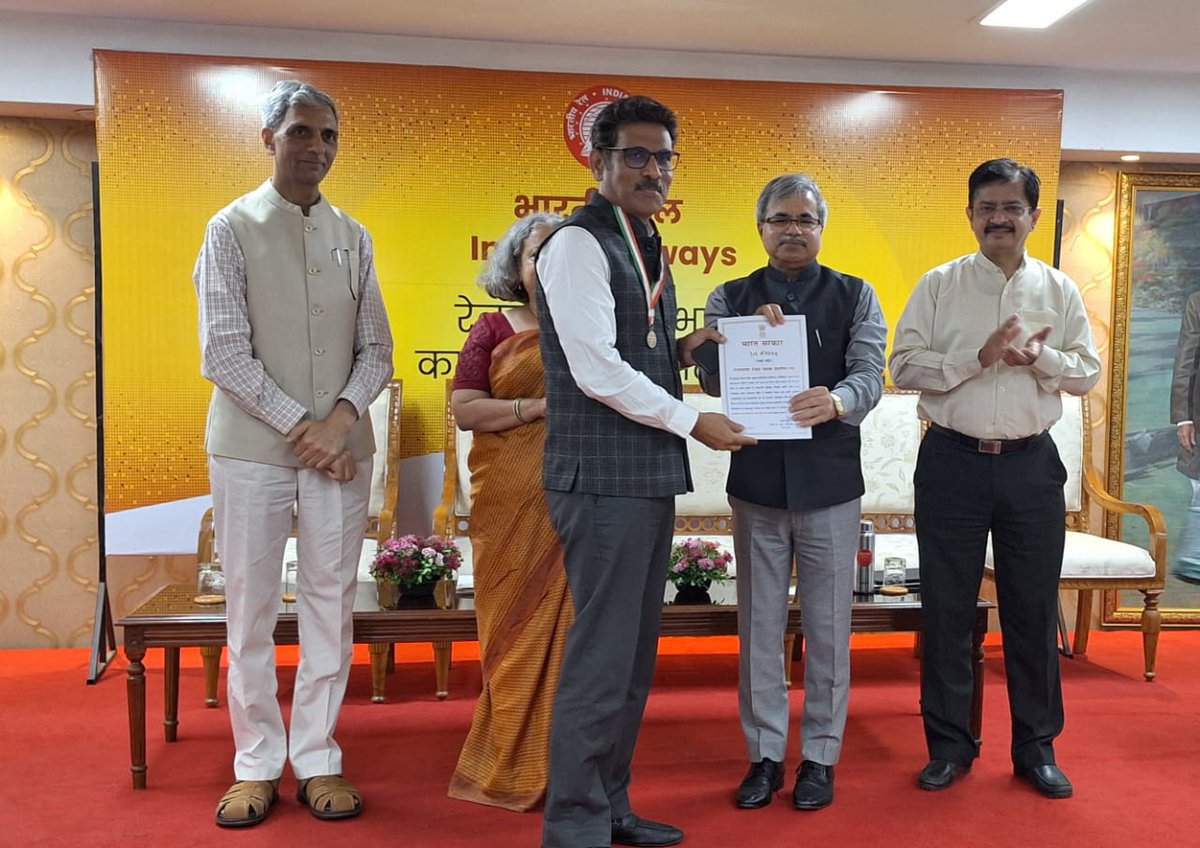 Shri Satish Kumar Chairman &amp; CEO Railway Board presenting Rail Mantri Raj Bhasha Padak Award to Shri S S Mishra GM/RCF on 20.03.2025 at Rail Bhavan, New Delhi for the outstanding work done to promote the Raj Bhasha Hindi.