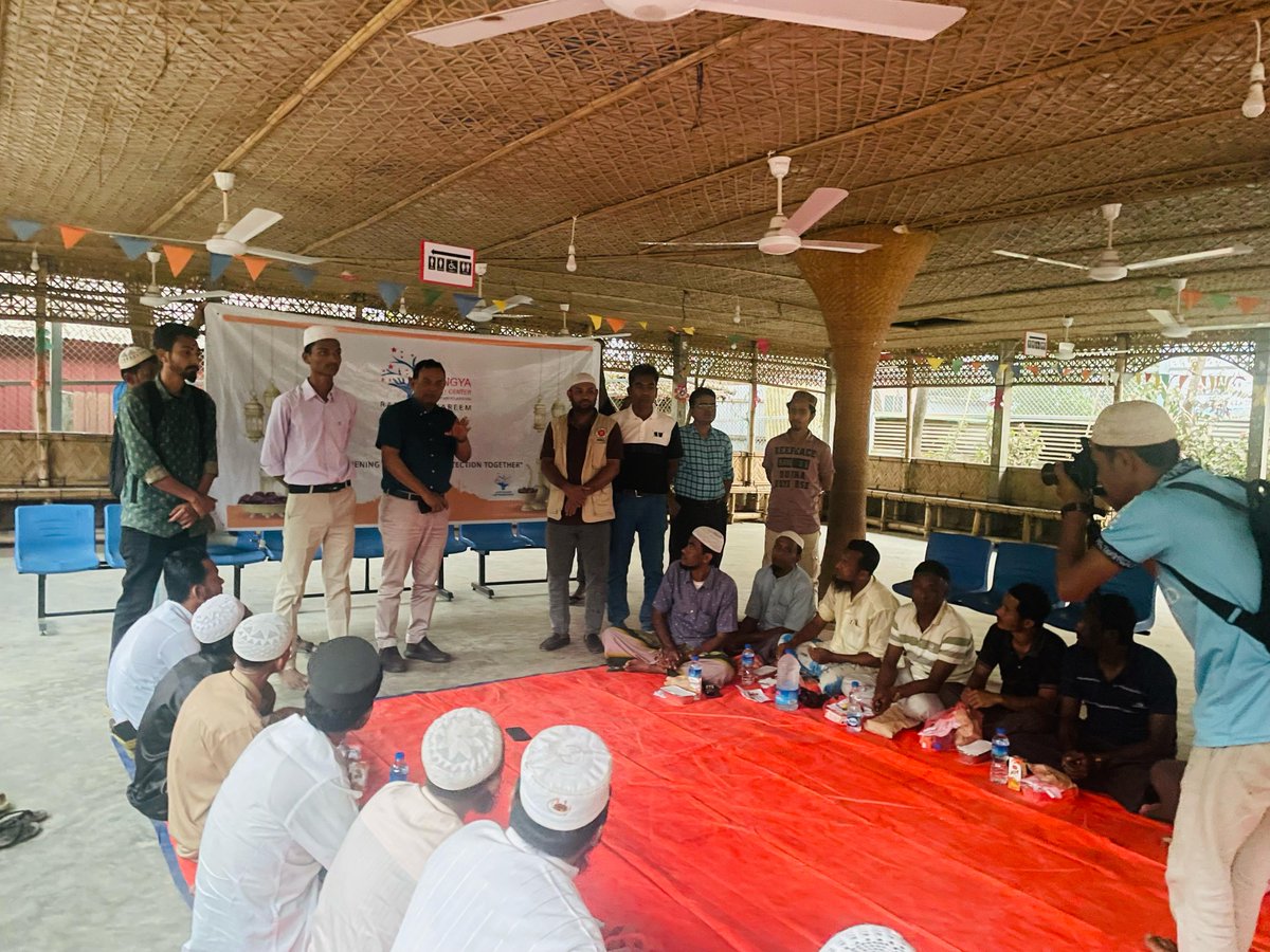 RohingyaAdvCen's tweet photo. 🌙 #RAC Ramadan Solidarity

🤝 RAC hosts two Iftar sessions with the FDMN in the camps, fostering community talks and engagement during Ramadan.
#RefugeeAdvocacy #Rohingya #Ramadan #FDMN https://t.co/NXF7YDDAiu
