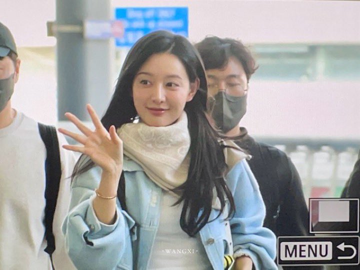 maypan543's tweet photo. geewonii must have eaten delicious food and had a lot of fun in Hong Kong. 🥺

On her heading home , she looked very happy. ☺️ 

#Kimjiwon https://t.co/kRtErKuRuY