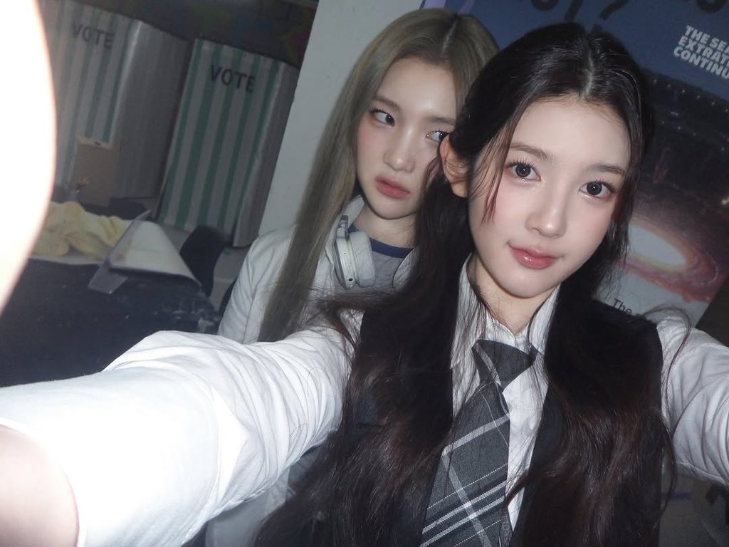 Katarinnablue's tweet photo. one, two, she photobombed me again! you might still tattoo this look of us as serving the chic school-girls photo type. wait, what? did I hear you hum that we are kinda your type?  ࣪˖ ִֶָ❤︎  ͡‧₊ https://t.co/iFUvds2IF6