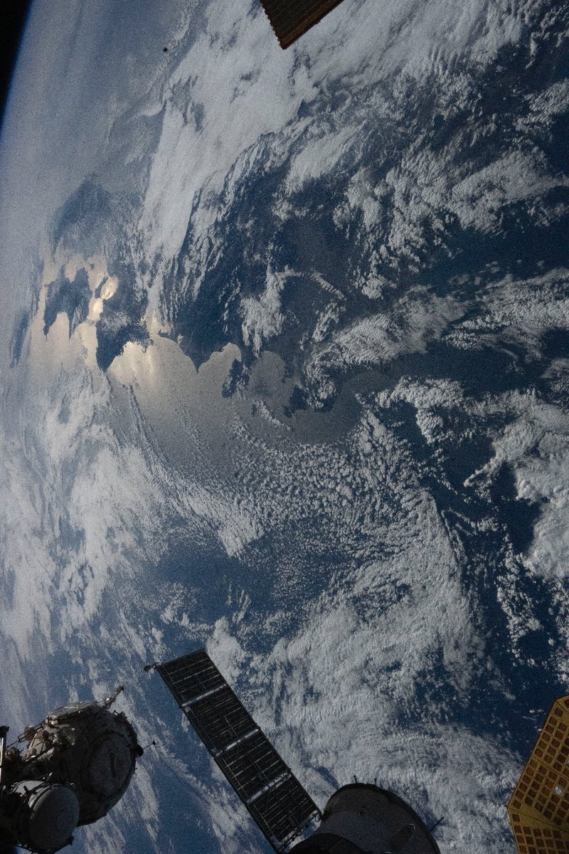 今朝、日本時間だと15時半過ぎですが、こちらに来てから初めて日本列島を見るチャンスがありました。
九州から関東地方あたりまで綺麗に見えました😊