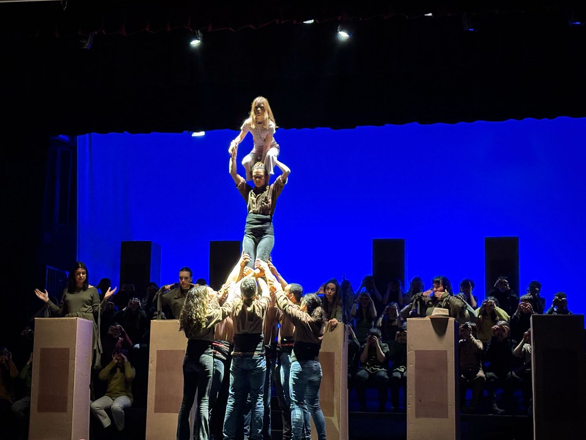 👉 Presentació de l'Espill Encantat, impulsat pel Consell Comarcal i organitzat pel <a href="/Conserv_Cervera/">Conservatori de Cervera</a> 

🔝 Ple absolut a l Ateneu de #Guissona
Espectacle amb + de 400 alumnes dels 3 instituts 
La música fa comarca 😍 

📍El president <a href="/ramonaugegene/">Ramon Augé Gené</a> va fer la presentació inaugural