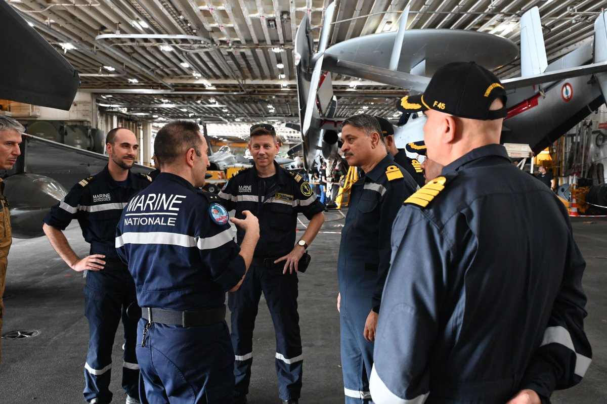 indiannavy's tweet photo. #VARUNA2025
The Commanders of the Groups, RAdm Rahul Gokhale #FOCWF & RAdm Jaques Mallard, Commander #FrenchCSG, along with operational staff, held the final planning conference onboard the French Aircraft Carrier.
Day one witnessed Cross-deck landings and Air Defence exercises aimed at improving #Interoperability and Operational Synergy between the #IndianNavy & the #FrenchNavy.
๐ฎ๐ณ-๐ซ๐ท #BridgesofFriendship
@MarineNationale @IN_WNC
@IN_westernfleet @French_CSG