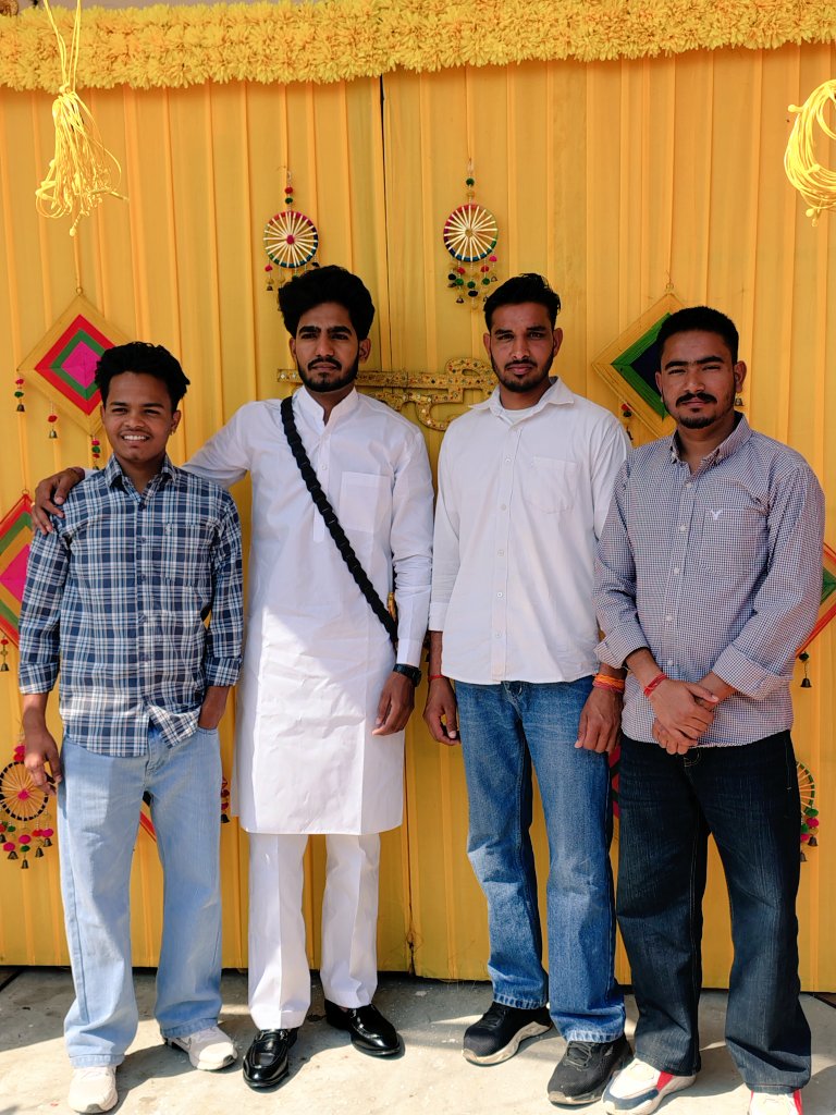 VikasP0talia's tweet image. आज ग्राम पंचायत रोड़ावाली में भाई प्रदीप डागला की शादी में शामिल हुआ!
भाई को शादी की बहुत बहुत बधाई व शुभकामनाएं!
😊😊😊
#शादी #shadi #congratulations