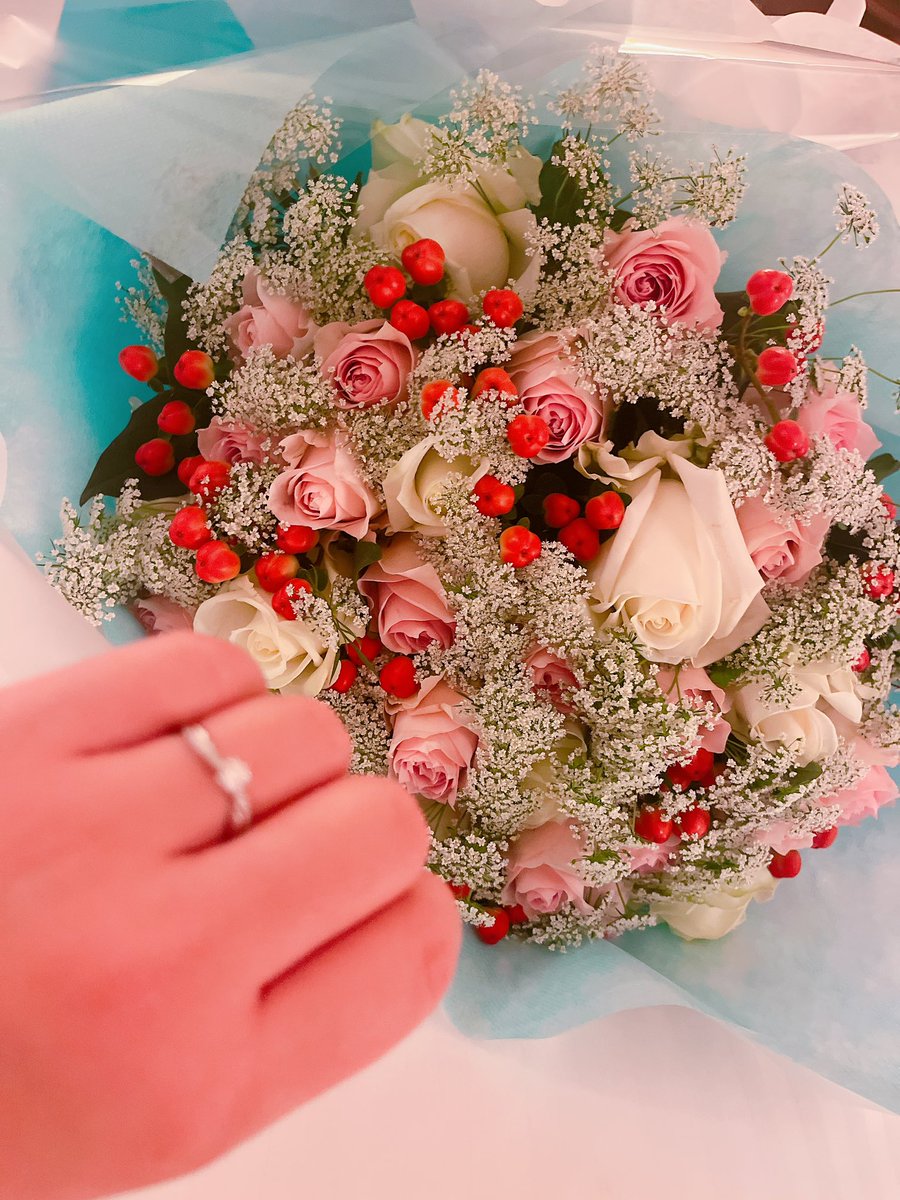 __08__w's tweet photo. 記念日にバケパでミラコスタ連れてきてもらってプロポーズされました！
彼氏→婚約者！
アリエル好きだからって花束の包装と、婚約指輪もアリエルデザインで幸せ者です。 https://t.co/BzsNGi8k2h