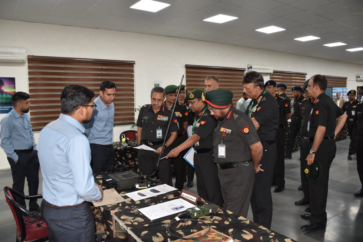 Soldiers_India's tweet image. Lieutenant General N.S. Raja Subramani, #VCOAS, along with other senior officers of #IndianArmy visited the Signals Technology Evaluation and Analysis Group, #STEAG to witness and evaluate state 
#CISFCoastalCyclothon
#SawantJawaabDo