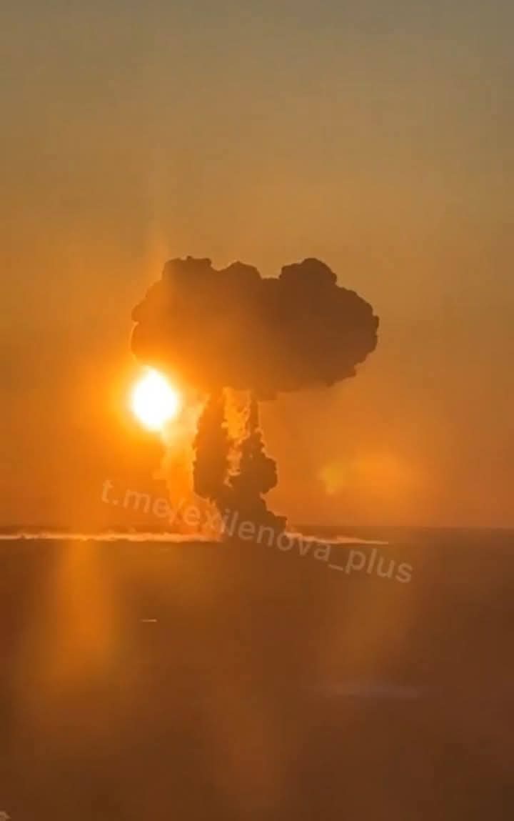 KBadjang31268's tweet image. Aux premières heures du matin, l'#Ukraine aurait attaqué la base aérienne d'#Engels, qui abrite de nombreux #bombardiers stratégiques à longue portée russes.  Les habitants signalent des dégâts aux maisons voisines causés par l'onde de choc de la puissante explosion.  
1/2